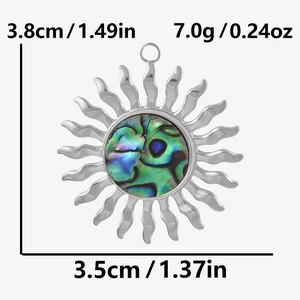 Détail du pendentif soleil en acier avec nacre d'abalone et mesures de dimensions