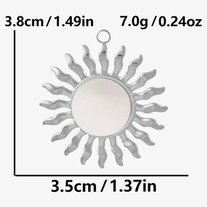 Vue détaillée des dimensions du pendentif soleil en acier 304 avec incrustation d'abalone