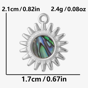 Dettaglio macro del ciondolo a sole con intarsio in abalone naturale e finitura argento