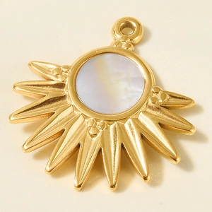 Gros plan du pendentif soleil en acier 304 avec incrustation nacre blanche et rayons dorés