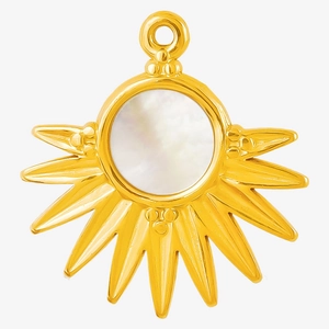 Vue macro d'un pendentif soleil en acier inoxydable 304 avec nacre blanche et dorure
