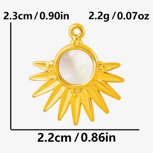 Vue détaillée du pendentif soleil doré avec nacre montrant une hauteur de 2,3 cm