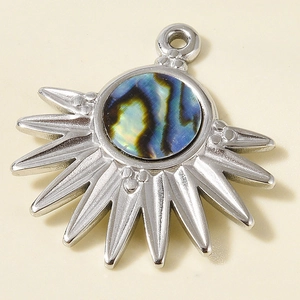 Vue macro d'un pendentif soleil en acier inoxydable 304 avec incrustation d'abalone