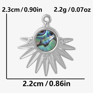 Détail macro du pendentif soleil en acier inoxydable 304 avec incrustation d'abalone