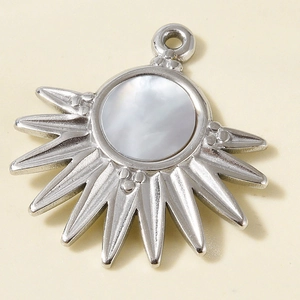 Détail du pendentif soleil en acier inoxydable 304 avec incrustation de nacre blanche naturelle