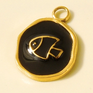 Détail d'un pendentif poisson rond en acier doré et émail noir pour bijoux DIY