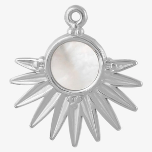 Détail macro du pendentif soleil en acier inoxydable 304 avec incrustation de nacre blanche