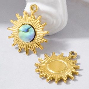 Dettaglio di un ciondolo a sole in acciaio 304 con intarsio in abalone colorato fronte e retro