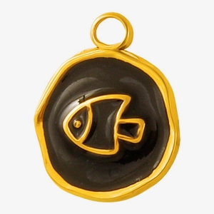 Détail du pendentif poisson plaqué or avec émail noir pour création de bijoux DIY