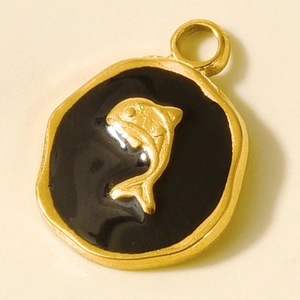 Gros plan sur pendentif dauphin en acier inoxydable 304 avec émail noir brillant
