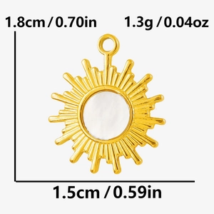 Vista dettagliata del ciondolo a sole in acciaio inossidabile con dimensioni 1,8x1,5cm