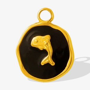 Détail du pendentif dauphin doré avec émail noir et base en acier inoxydable 304