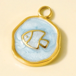 Vue macro d'un pendentif poisson en acier 304 avec émail bleu pour bijoux DIY