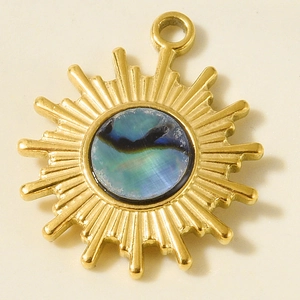 Dettaglio del ciondolo a sole in acciaio inossidabile con intarsio colorato in abalone