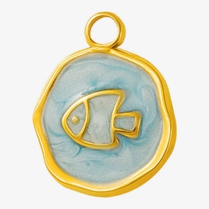 Vue macro du pendentif poisson en émail bleu et acier inoxydable 304 doré pour bijoux DIY
