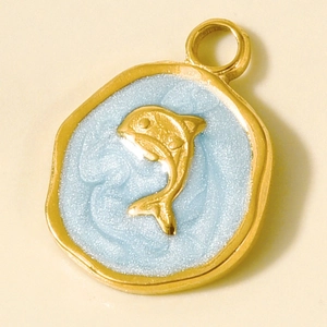 Vue détaillée du pendentif dauphin en acier inoxydable doré avec émail bleu nacré