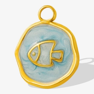 Détail macro d'un pendentif poisson en acier 304 avec émail bleu clair et bordure dorée