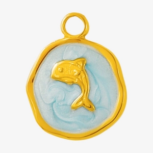 Gros plan d'un pendentif dauphin doré avec émail bleu clair et bords texturés