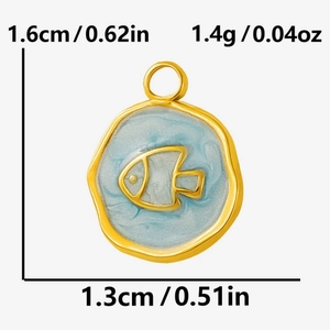 Détail du pendentif poisson avec dimensions 1.6cm x 1.3cm et poids de 1.4g