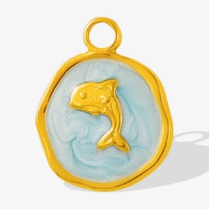 Détail macro du pendentif dauphin en acier 304 avec émail bleu clair et finition dorée
