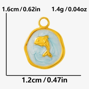 Détail macro du pendentif dauphin avec dimensions 1,6cm par 1,2cm et poids 1,4g