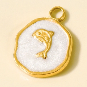 Vue macro d'un pendentif dauphin en acier inoxydable 304 avec incrustation blanche pailletée