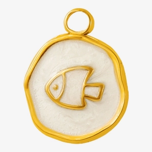 Vue détaillée du pendentif poisson doré avec émail blanc et bordure à texture organique