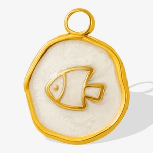 Vue détaillée du pendentif poisson en acier 304 avec émail blanc et bord doré