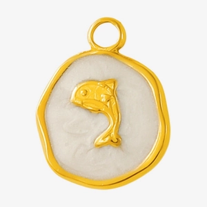 Détail macro du relief de dauphin doré sur un pendentif rond en émail blanc