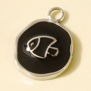 Détail d'un pendentif poisson rond irrégulier avec émail noir pour bijoux faits main