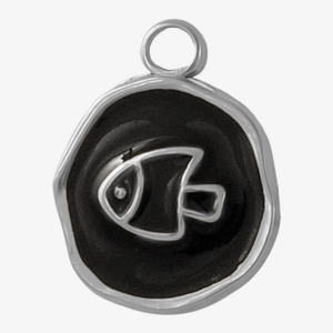 Macro d'un pendentif poisson en acier 304 avec motif argenté sur fond en émail noir