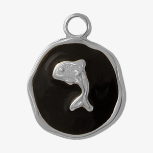 Détail macro du pendentif dauphin en émail noir avec relief de poisson et fini argenté