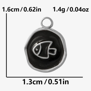Vue détaillée du pendentif poisson argenté en émail noir, dimensions de 1,6cm x 1,3cm