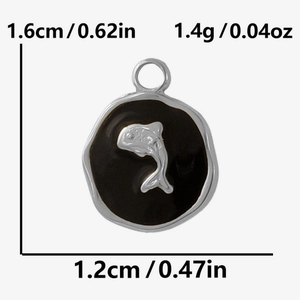 Vue détaillée du pendentif dauphin avec dimensions 1,6cm x 1,2cm pour création bijoux