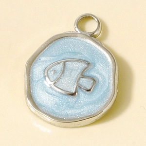 Vue détaillée du pendentif poisson en acier inoxydable 304 avec émail nacré bleu clair