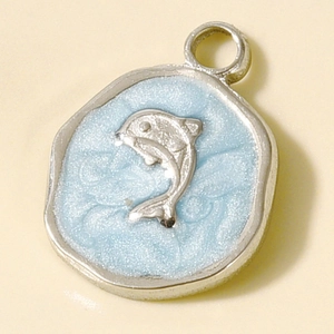Détail macro d'un pendentif dauphin en acier inoxydable 304 avec émail bleu clair et argent