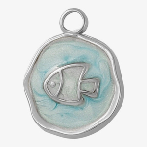 Vue macro d'un pendentif poisson en acier 304 avec émail bleu clair et cadre argenté