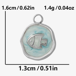 Tableau de taille détaillé du pendentif poisson en émail bleu de 1,6 cm de hauteur