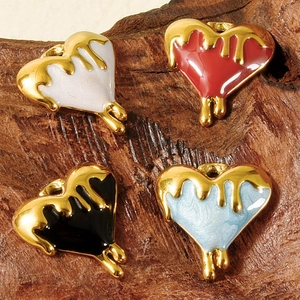 Macro shot of 304 stainless steel heart pendants with melted gold effect and enamel drip
