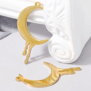Detailansicht des 304 Edelstahl-Mondanhängers mit einzigartigem Gold-Schmelz-Design