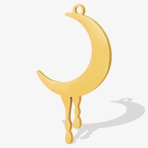 Makro-Detail des goldenen Mondanhängers mit einzigartigem Flüssigmetall-Design