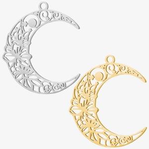 Details von hohlen Mondanhängern in Gold und Silber mit floralen Filigranmustern