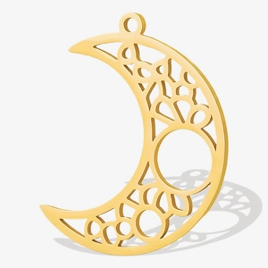 Detaillierte Makroansicht des goldenen Mondanhängers mit geometrischem Muster und Aufhängung