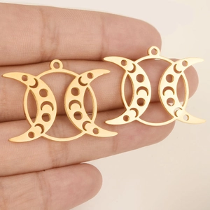 Makroansicht goldener Hohlanhänger mit Dreifachmond-Göttin für DIY-Schmuck