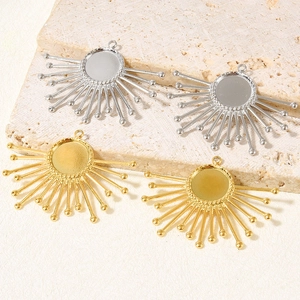 Macro shot of 304 stainless steel sunflower pendants with gold and silver finish