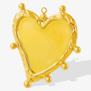 Detail of a 304 stainless steel heart pendant with gold finish and beaded edge