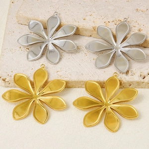 Detailed view of 304 stainless steel flower pendants in gold and silver for DIY jewelry