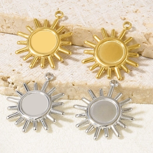 Détail macro de pendentifs soleil en finitions or et argent pour création de bijoux