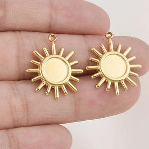 Deux pendentifs soleil en acier doré pour la création de colliers et bijoux DIY artisanaux