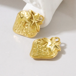 Vue macro détaillée d'un pendentif fraise doré en acier inoxydable 304 pour bijoux DIY